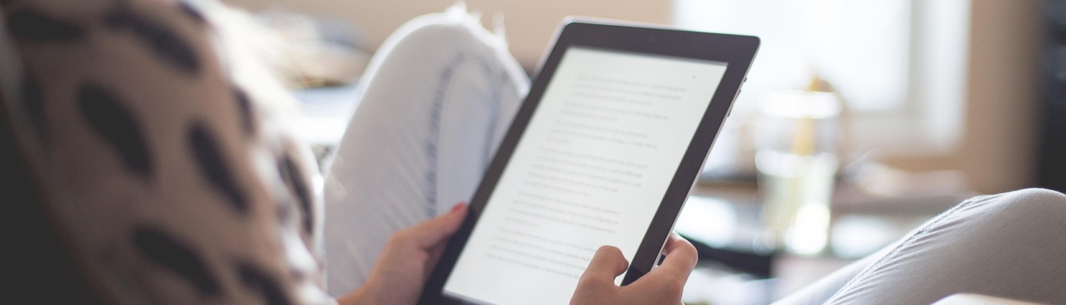 Leserin mit eBook-Reader
